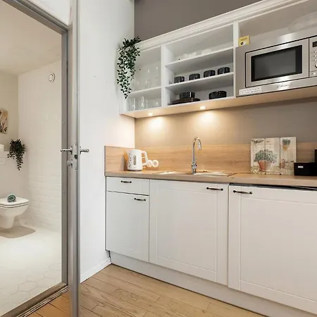 Modern Next To Old Town Apartment *
